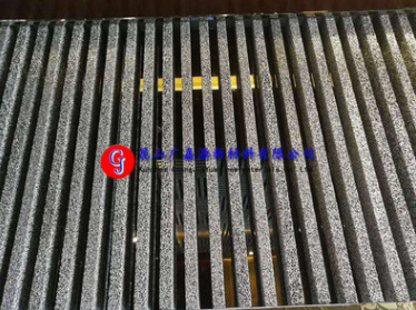 发泡铝GJY-AL00材料为中间夹心层，上下层为（铝板/木板/钢板），层间采用高温热压粘接复合。
